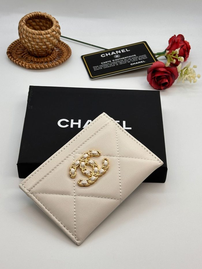 CHANEL 19 CARDHOLDER WHITE