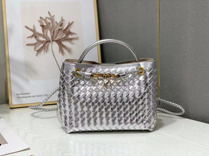 Bottega Veneta Small Andiamo Chain bag in silver woven intrecciato leather 23x8x20cm
