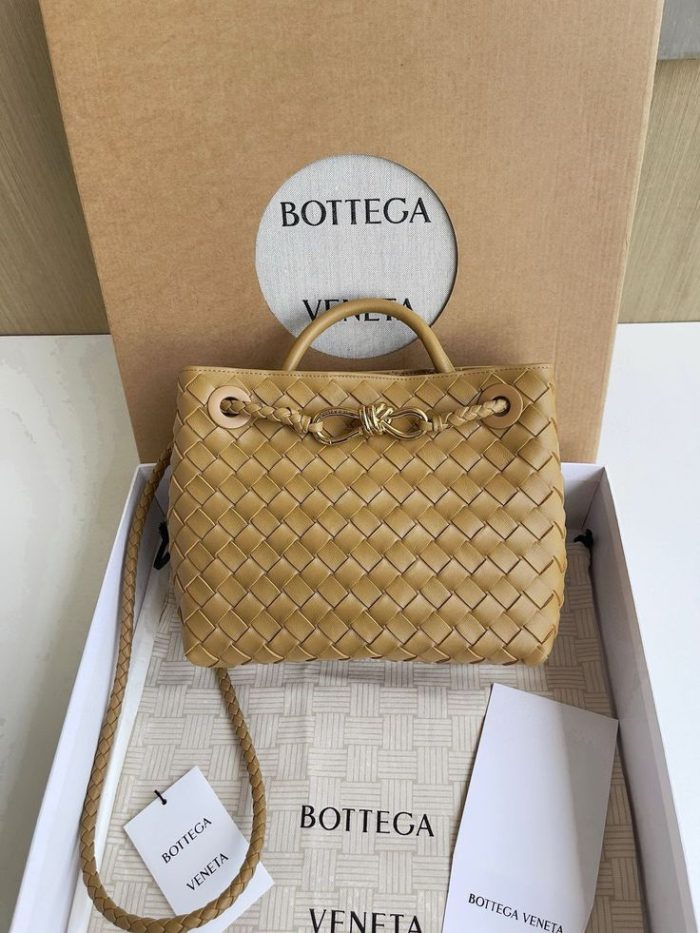 Bottega Veneta Small Andiamo bag in dark praline intrecciato leather with gold-tone hardware 23x8x20cm