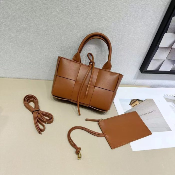 Bottega Veneta Mini Arco tote bag in calfskin leather with a detachable strap 20cm