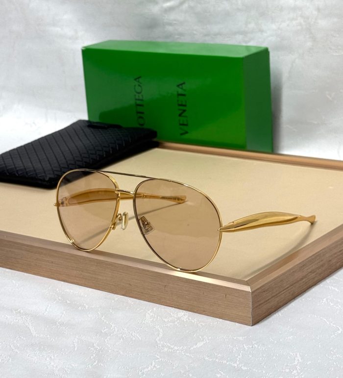 Bottega Veneta BV1305S Aviator Sunglasses With A Gold Metal Frame And Light Brown Lenses