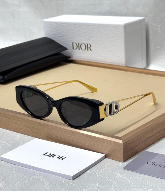 Dior 30Montaigne B6I Cat-Eye Sunglasses In Black Acetate With Gold-Tone Arms