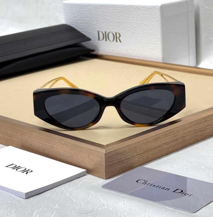 Dior 30Montaigne B6I Cat-Eye Acetate And Blue Lense  Sunglasses With Brown Frame