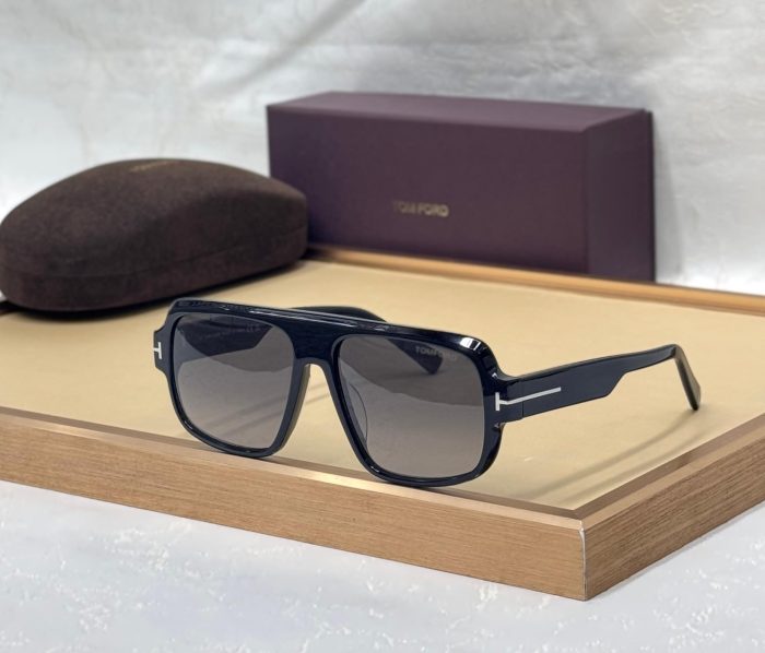 Tom Ford Hawkings FT0908 Sunglasses In Black Acetate With Grey Gradient Lenses